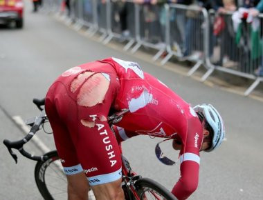 Βρετανία: Καραμπόλα τεραστίων διατάσεων σε ποδηλατικό γύρο λίγο πριν τον τερματισμό (φωτό, βίντεο)